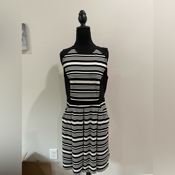 LOFT Striped Black & White Pleated Dress with pockets size 8 - Picture 1 of 6